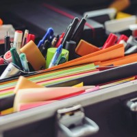 Спортивно-атлетическая игра на выпускной  "Собери школьный портфель"